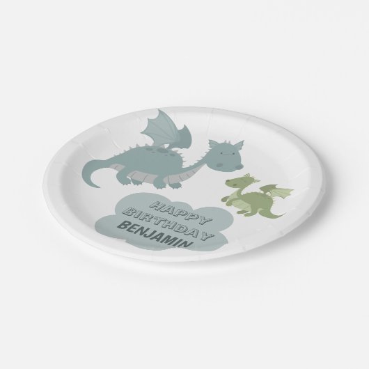 キュートドラゴンブルーグリーンパーソナライズされたネーム誕生日 ペーパープレート (アングル)