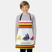 キュートネイビーブルーレッドイエローセーリングボートストライプ航海の エプロン (着用した状態)