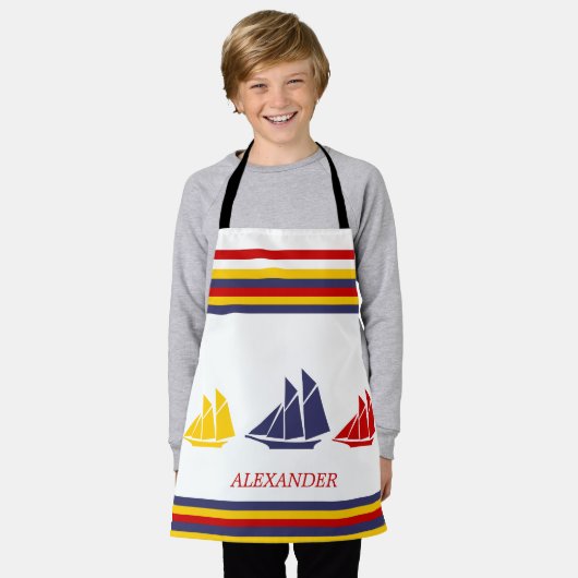 キュートネイビーブルーレッドイエローセーリングボートストライプ航海の エプロン (着用した状態)