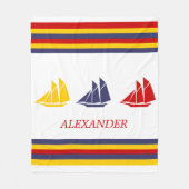 キュートネイビーブルーレッドイエローセーリングボートストライプ航海の フリースブランケット (正面)