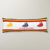 キュートネイビーブルーレッドイエローセーリングボートストライプ航海の ボディピロー (裏面)