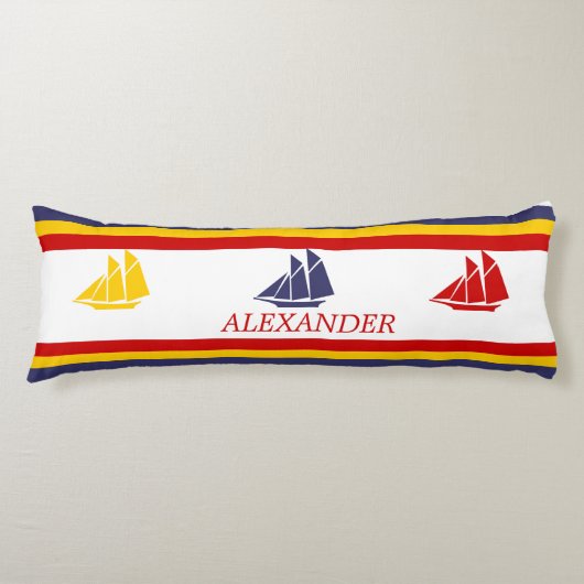 キュートネイビーブルーレッドイエローセーリングボートストライプ航海の ボディピロー (正面)