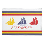 キュートネイビーブルーレッドイエローセーリングボートストライプ航海の 枕カバー (裏面)