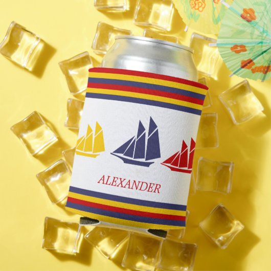 キュートネイビーブルーレッドイエローセーリングボートストライプ航海の 缶クーラー (インサイチュ 夏)
