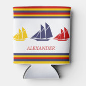 キュートネイビーブルーレッドイエローセーリングボートストライプ航海の 缶クーラー (正面)