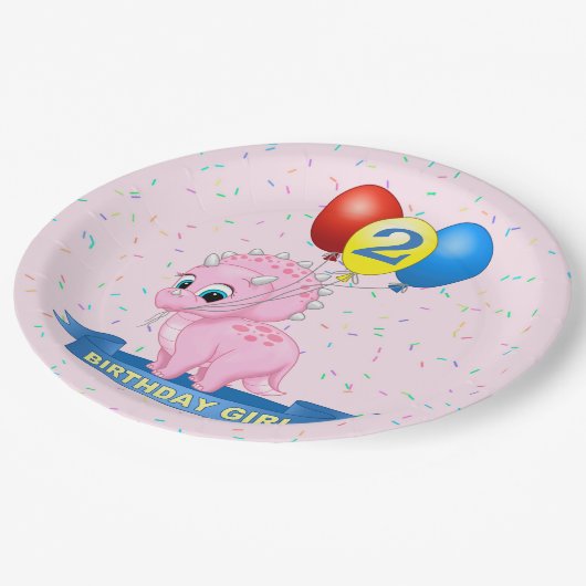 キュートバースデーガールピンクベビートリケラトプスディノ ペーパープレート (アングル)