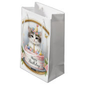 キュートパステルキッテンお誕生日ケーキ誕生日 スモールペーパーバッグ (裏面アングル)