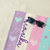 キュートパステルストライプハート水玉模様モノグラム ビーチタオル (インサイチュ)