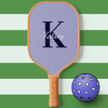 キュートパステルパープルモノグラムのイニシャル名 ピックルボールラケット<br><div class="desc">可愛いパステル紫色の背景カスタムにモノグラムのイニシャルと名前。</div>