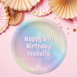 キュートパステルレインボースパークル子供の誕生日パーティー ペーパープレート<br><div class="desc">お子祝様の名前に紫の影を持つ美しい白い文字を特集したパステルかわいらしレインボーの輝くパーティー紙プレートと小さな女の子の誕生日の誕生日。この幻想的な装飾は、子供の魅力的な魅力を象徴している。</div>