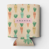 キュートパーソナライズされたかわいいパステルニンジン顔 缶クーラー (裏面)