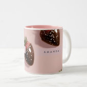 キュートパーソナライズされたなピンクのチョコレートを漬けたイチゴ ツートーンマグカップ (正面右)