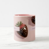 キュートパーソナライズされたなピンクのチョコレートを漬けたイチゴ ツートーンマグカップ (中央)