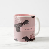 キュートパーソナライズされたハロウィン不気味こうもりカップケーキ ツートーンマグカップ (正面右)