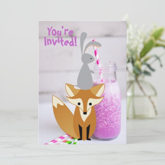 キュートパーソナライズされたバニーとキツネミルクシェイク誕生日 招待状 (スタンド正面)