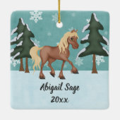 キュートパーソナライズされたブラウンホース雪のクリスマス セラミックオーナメント (裏面)