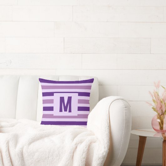キュートパープルストライプのデザイン独身のイニシャル クッション (ソファ)
