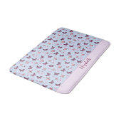 キュートピンクとブルーバタフライ名前をカスタムする ガーリー バスマット (アングル)