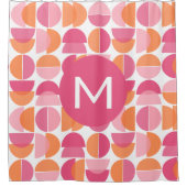 キュートピンクオレンジ中世紀半モダン期モノグラムの シャワーカーテン (正面)