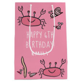 キュートピンクカニシーアニマルズガールハッピーバースデー ミディアムペーパーバッグ (裏面)