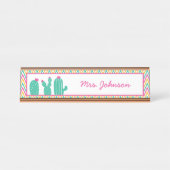 キュートピンクグリーンシェブロンパターンサボテン先生 デスクネームプレート (正面)