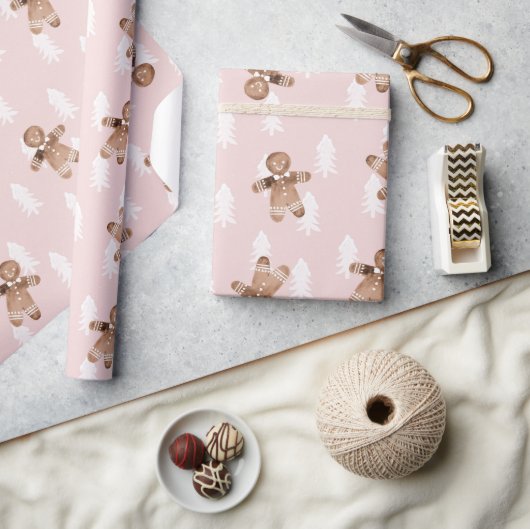 キュートピンクジンジャーブレッドマンクリスマスツリーホリデー ラッピングペーパー (クラフト)