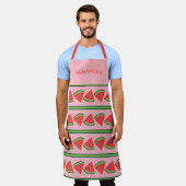 キュートピンクスイカスライスデザイン名前をカスタムする エプロン (着用した状態)