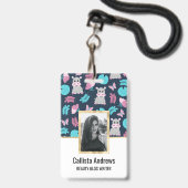 キュートピンクティール（緑がかった色）ヒッポフローラバタフライリリパッド バッジ (Front with Lanyard)