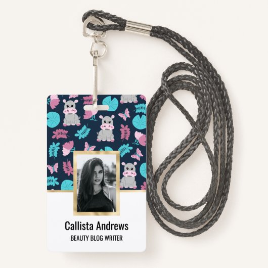 キュートピンクティール（緑がかった色）ヒッポフローラバタフライリリパッド バッジ (正面ランヤード)