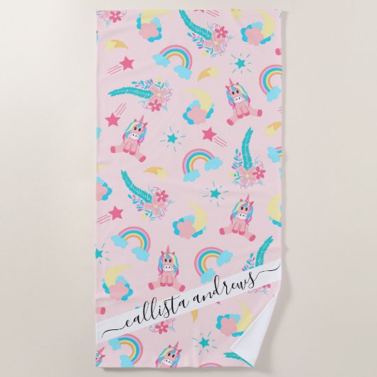 キュートピンクティール（緑がかった色）ユニコーンレインボーフローラスター ビーチタオル (正面)