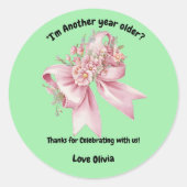 キュートピンクフローラボウガール誕生日 ラウンドシール (正面)