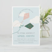 キュートピンクブルー飛んでいるカイトスカイクラウド誕生日 招待状 (スタンド正面)