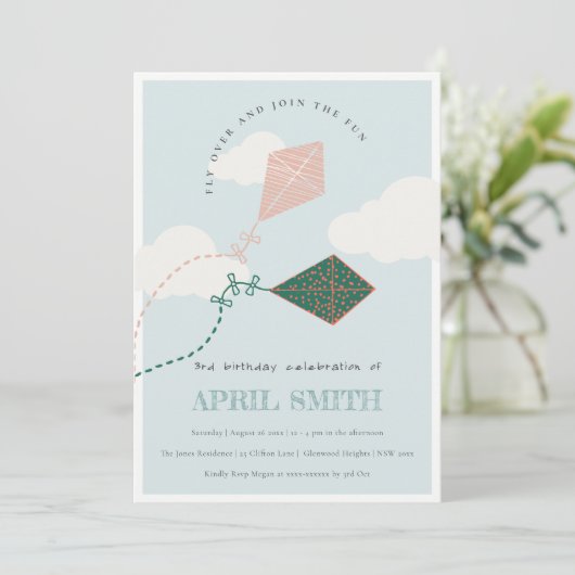 キュートピンクブルー飛んでいるカイトスカイクラウド誕生日 招待状 (スタンド正面)