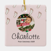キュートピンクベビー足跡ベビーの初めてのクリスマス セラミックオーナメント (正面)
