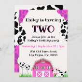 キュートピンク納屋周囲の庭牛プリントカスタム年齢誕生日 招待状 (正面/裏面)