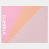 キュートピーチガーリーコーラルピンクジオメトリックモノグラム フリースブランケット (正面(横))