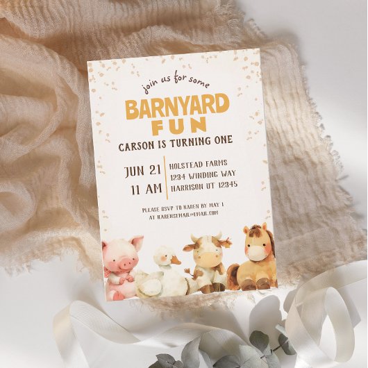 キュートファームアニマル納屋周囲の庭ファースト誕生日 招待状