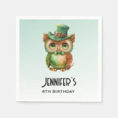 キュートフクロウinグリーントップハット誕生日 スタンダードカクテルナプキン (正面)