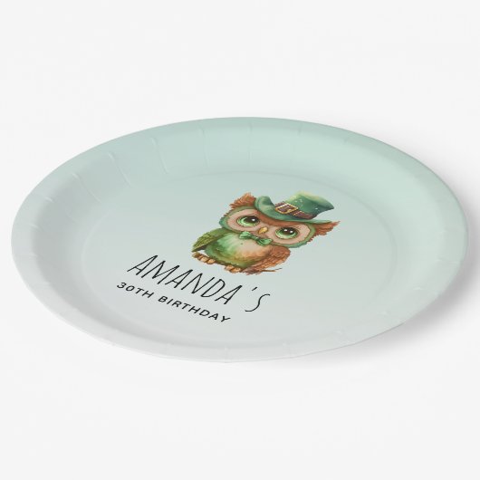 キュートフクロウinグリーントップハット誕生日 ペーパープレート (アングル)