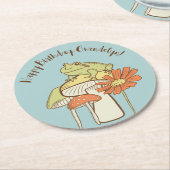 キュートフロッグアンドマッシュルームコテージパーソナライズされた ラウンドペーパーコースター (アングル)