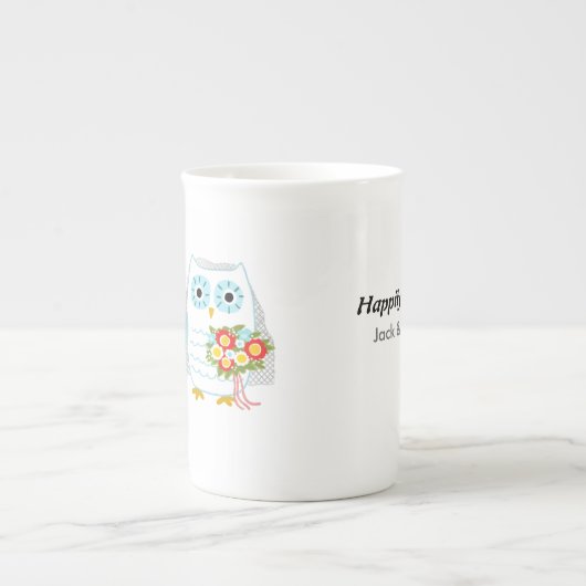 キュートフ結婚クロウズ新婚夫婦とカスタム文字 ボーンチャイナマグカップ (正面)