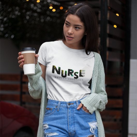 キュートブライトカラフルナースギフト名前をカスタムする Tシャツ