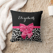 キュートブラックキリンプリントガーリーピンクボウと名前 クッション (ブランケット)