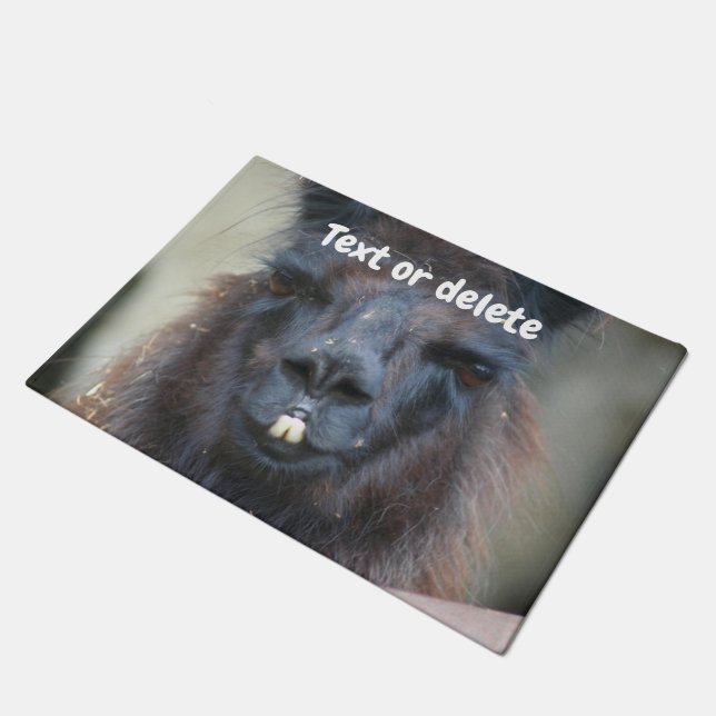 キュートブラックラマ顔クローズアップパーソナライズされた ドアマット (アングル)