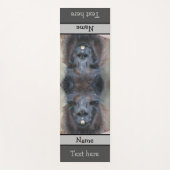 キュートブラックラマ顔クローズアップパーソナライズされた ヨガマット (正面)