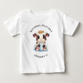 キュートブラック&ホワイトかわいいベビー牛飲み牛乳 ベビーTシャツ (正面)