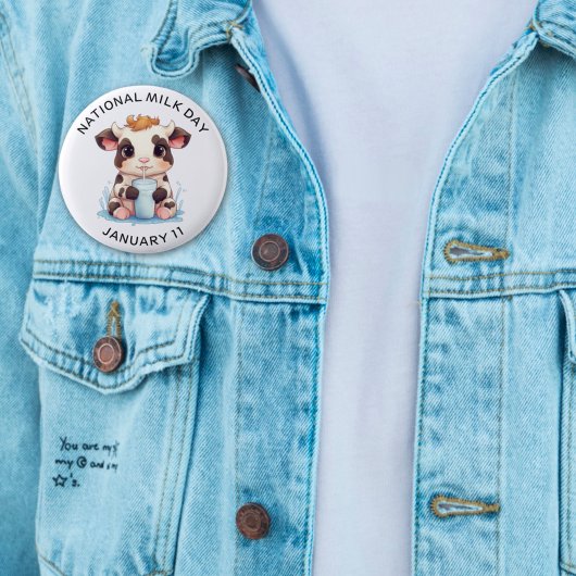 キュートブラック&ホワイトかわいいベビー牛飲み牛乳 缶バッジ