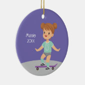 キュートブルネットガールスケートボード セラミックオーナメント (右)