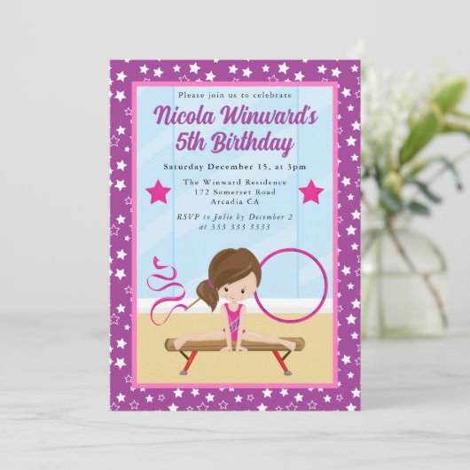 キュートブルネットヘアガールギムナスト子供の誕生日 招待状 (スタンド正面)
