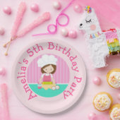 キュートブルネットヘアガールベーキングバースデーパーティー ペーパープレート (パーティー)
